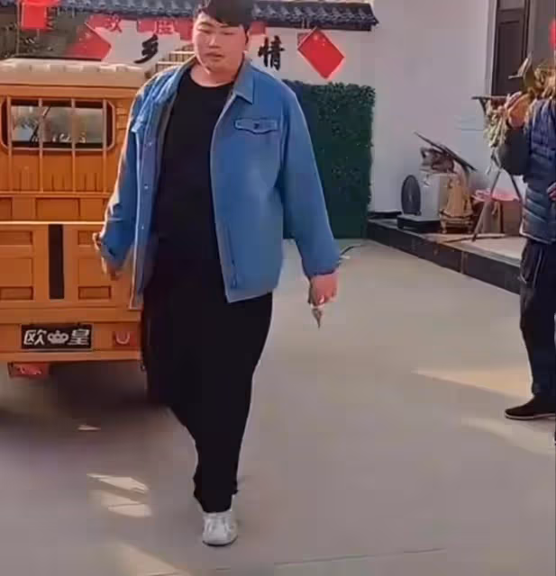 大衣哥終於忍不住,把兒子和兒媳婦趕出了門,原因是孩子好吃懶做