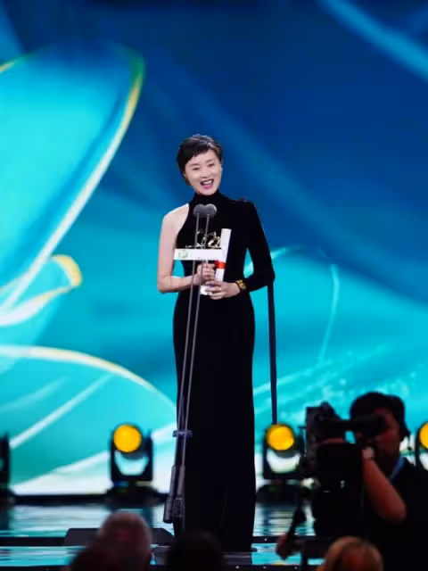 吳越拿白玉蘭最佳女主角反被網爆,領獎時微表情耐人尋味,不配嗎