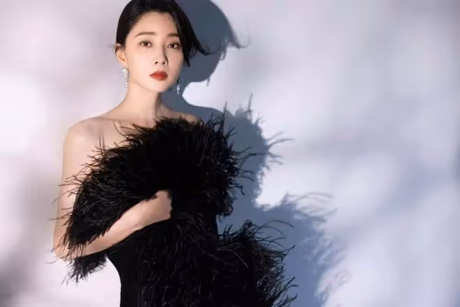 吳越拿白玉蘭最佳女主角反被網爆,領獎時微表情耐人尋味,不配嗎