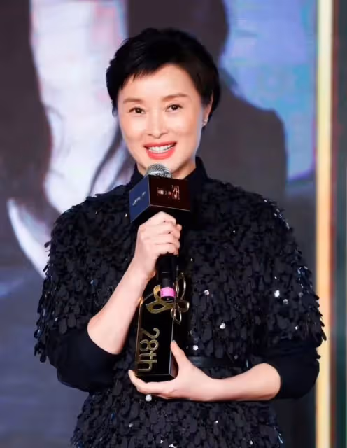 吳越拿白玉蘭最佳女主角反被網爆,領獎時微表情耐人尋味,不配嗎
