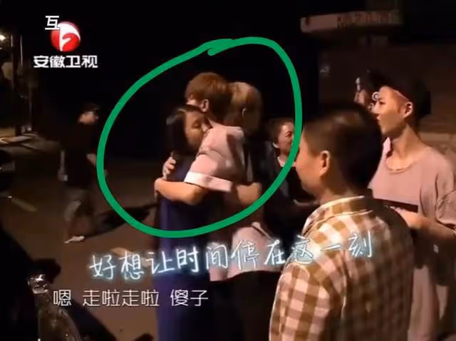 扭動腰肢狂放熱舞?蔡徐坤媽媽徐靜昔日綜藝表現,讓兒子不知所措