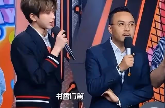 扭動腰肢狂放熱舞?蔡徐坤媽媽徐靜昔日綜藝表現,讓兒子不知所措