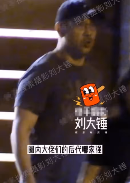 姜文父子吃韓餐，14歲姜次郎身高超爸爸，路遇老奶奶賣花照顧生意