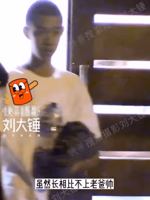 姜文父子吃韓餐，14歲姜次郎身高超爸爸，路遇老奶奶賣花照顧生意