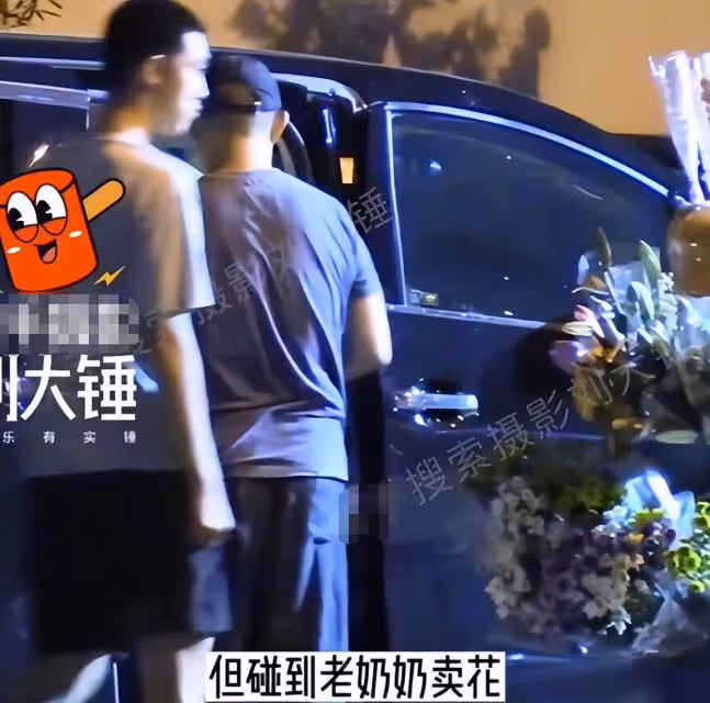 姜文父子吃韓餐，14歲姜次郎身高超爸爸，路遇老奶奶賣花照顧生意