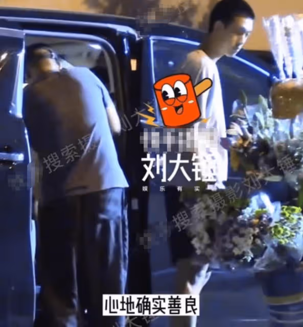 姜文父子吃韓餐，14歲姜次郎身高超爸爸，路遇老奶奶賣花照顧生意