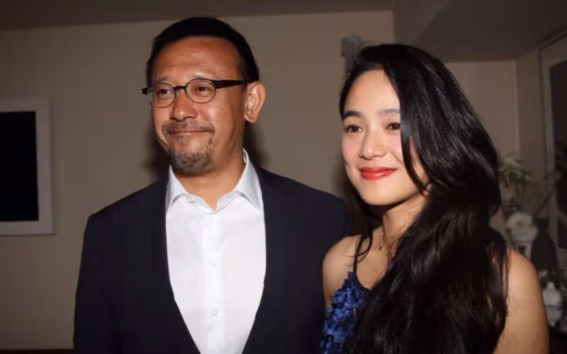 姜文父子吃韓餐,14歲姜次郎身高超爸爸,路遇老奶奶賣花照顧生意