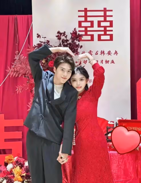 韓安冉第四次婚禮現場，婆婆笑容勉強與親家擁抱，新郎撒嬌索吻