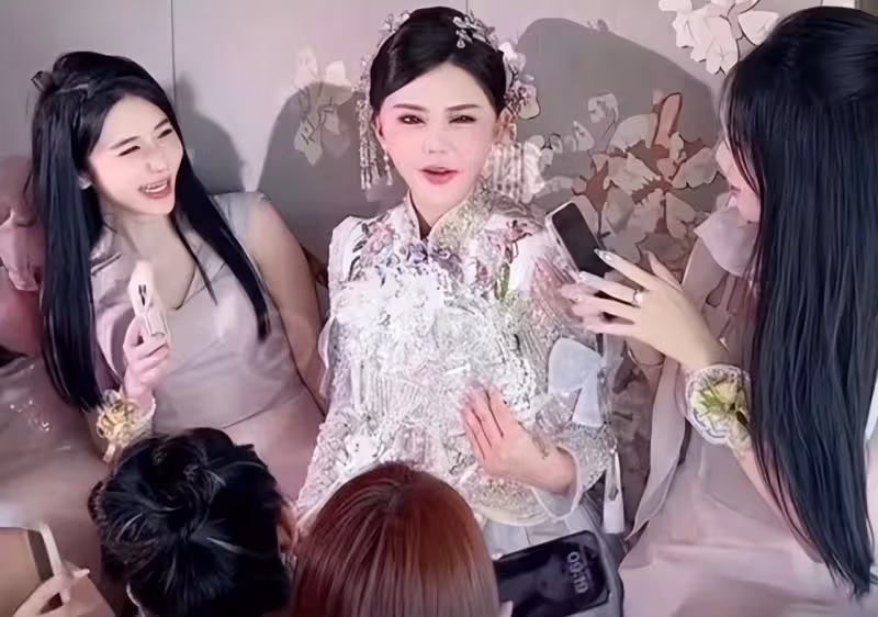 韓安冉第四次婚禮現場，婆婆笑容勉強與親家擁抱，新郎撒嬌索吻