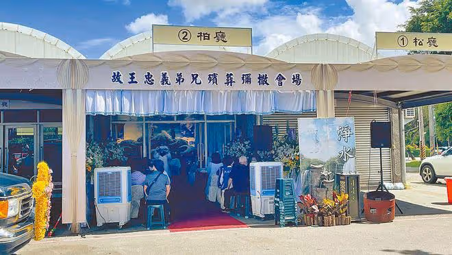 74歲歌王萬沙浪葬禮冷清，4個子女拒絕出席葬禮，僅有姐姐送葬