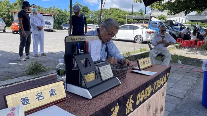 74歲歌王萬沙浪葬禮冷清，4個子女拒絕出席葬禮，僅有姐姐送葬