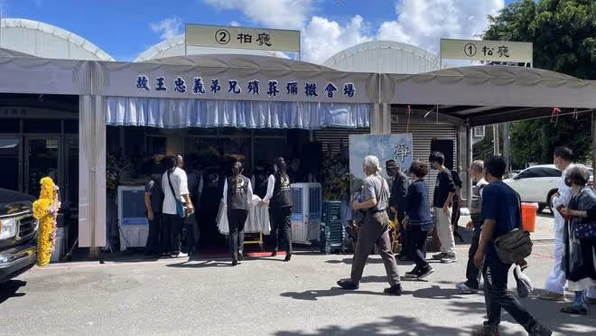 74歲歌王萬沙浪葬禮冷清,4個子女拒絕出席葬禮,僅有姐姐送葬