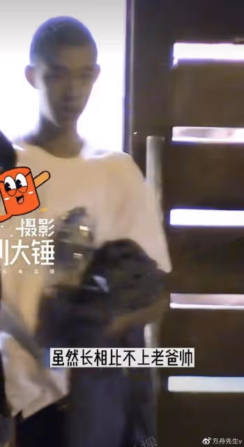 60歲姜文帶14歲次子外出,姜次郎超1米8瘦成錐子臉,買老人鮮花獲贊
