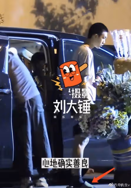60歲姜文帶14歲次子外出,姜次郎超1米8瘦成錐子臉,買老人鮮花獲贊