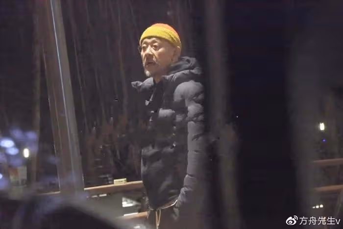 60歲姜文帶14歲次子外出,姜次郎超1米8瘦成錐子臉,買老人鮮花獲贊