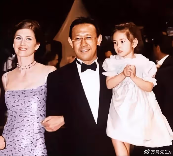 60歲姜文帶14歲次子外出,姜次郎超1米8瘦成錐子臉,買老人鮮花獲贊