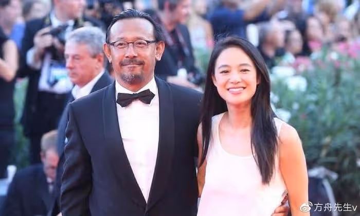 60歲姜文帶14歲次子外出,姜次郎超1米8瘦成錐子臉,買老人鮮花獲贊