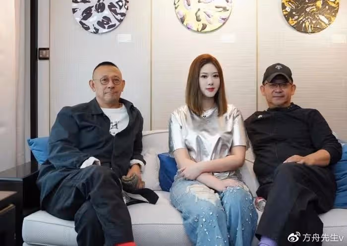 60歲姜文帶14歲次子外出,姜次郎超1米8瘦成錐子臉,買老人鮮花獲贊