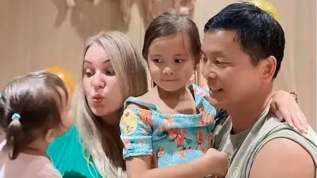 65歲老戲骨移居歐洲！二婚洋妻子小他30多歲，混血女兒五官精緻
