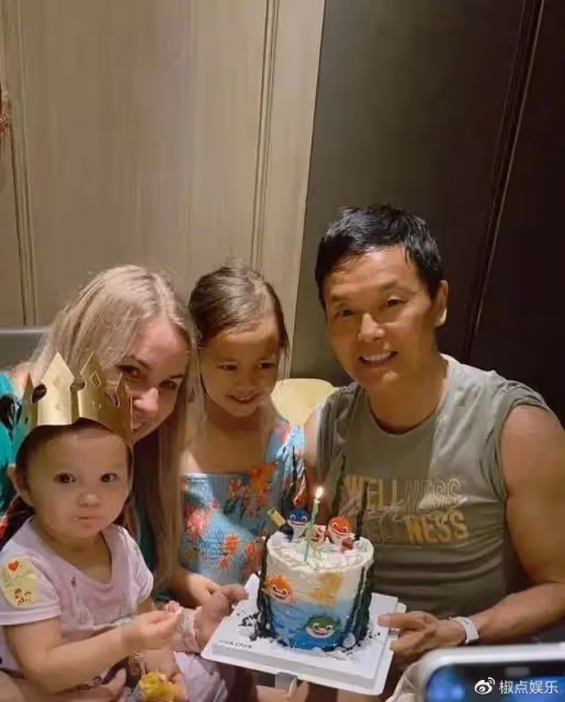 65歲老戲骨移居歐洲!二婚洋妻子小他30多歲,混血女兒五官精緻