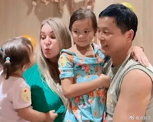 65歲老戲骨移居歐洲!二婚洋妻子小他30多歲,混血女兒五官精緻