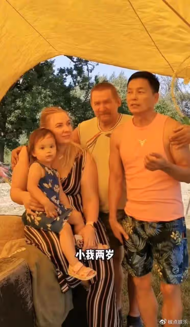 65歲老戲骨移居歐洲!二婚洋妻子小他30多歲,混血女兒五官精緻