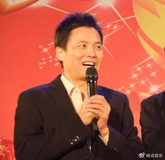 65歲老戲骨移居歐洲!二婚洋妻子小他30多歲,混血女兒五官精緻