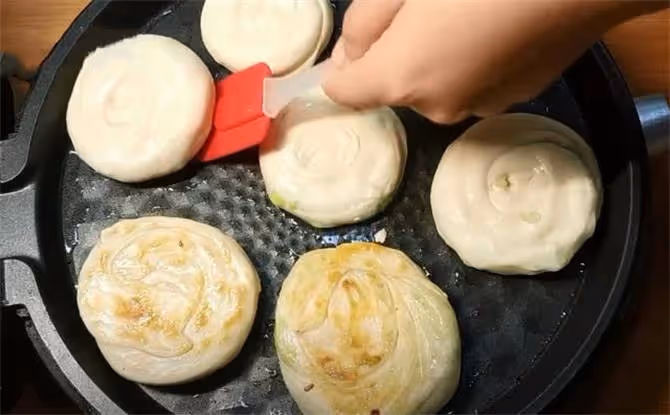 蔥花餅夏天想要好吃有訣竅,學會這一步,層層酥脆,涼了也不發硬