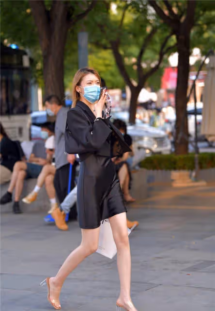 6厘米的粗跟水晶涼鞋,涼拖的設計風格,搭配真絲的緊身連衣短裙