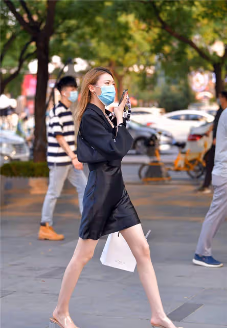 6厘米的粗跟水晶涼鞋,涼拖的設計風格,搭配真絲的緊身連衣短裙