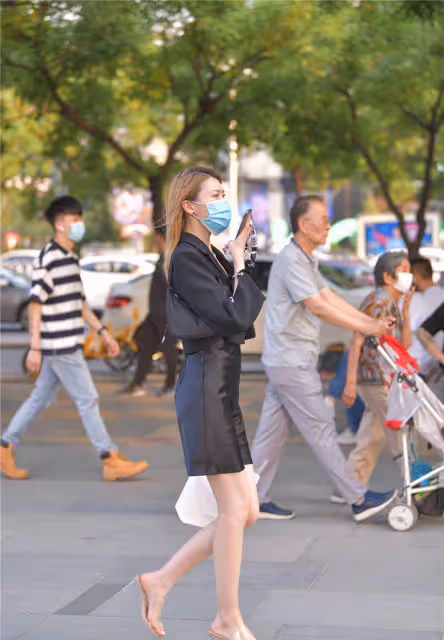 6厘米的粗跟水晶涼鞋,涼拖的設計風格,搭配真絲的緊身連衣短裙
