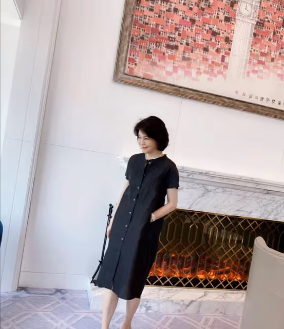 女人不管四十還是五十,都來試試「短髮+連衣裙」,優雅又有氣質