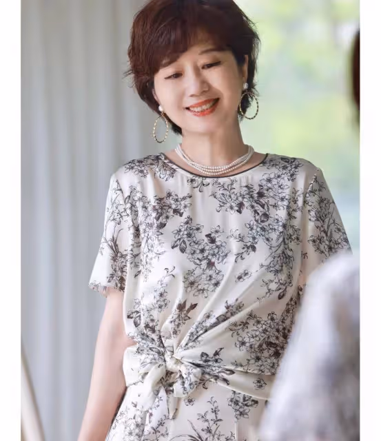 女人不管四十還是五十,都來試試「短髮+連衣裙」,優雅又有氣質