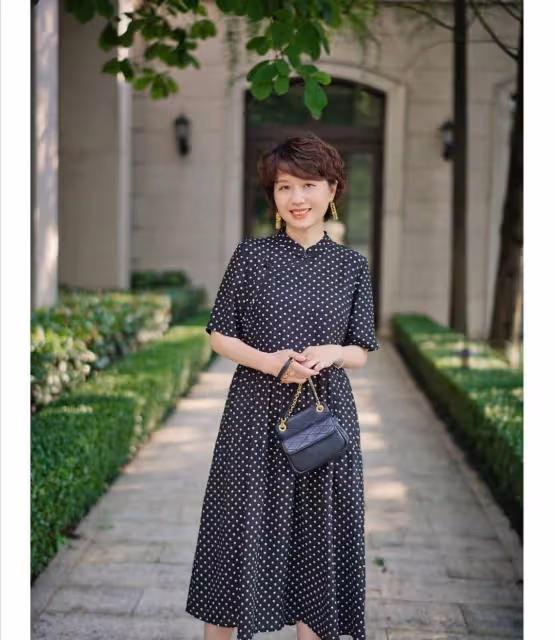女人不管四十還是五十,都來試試「短髮+連衣裙」,優雅又有氣質