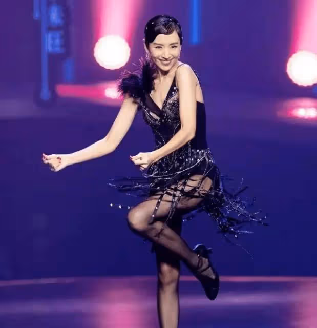 黑色絲襪搭配修身連衣裙,董潔在舞台上徹底放飛天性!