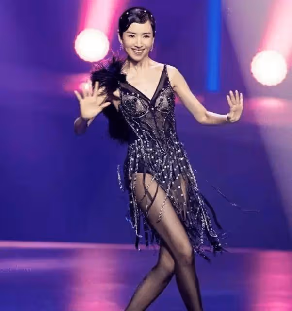 黑色絲襪搭配修身連衣裙,董潔在舞台上徹底放飛天性!