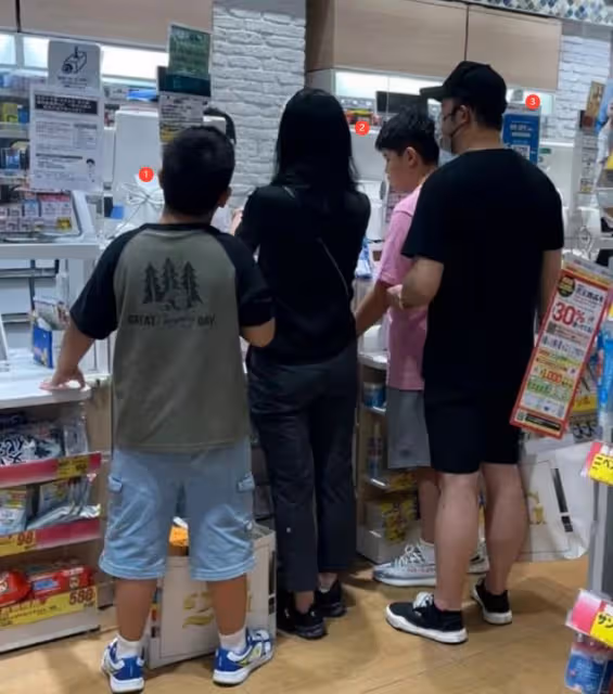 沙溢一家4口日本被偶遇,坐經濟艙引質疑,拮据生活疑曝光