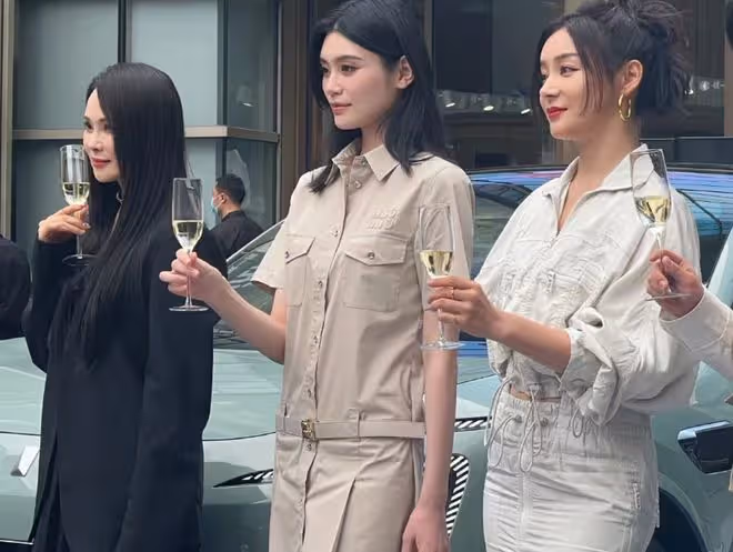 伊能靜出席活動，與奚夢瑤袁姍姍比美，狀態滿分卻被指臉僵認不出