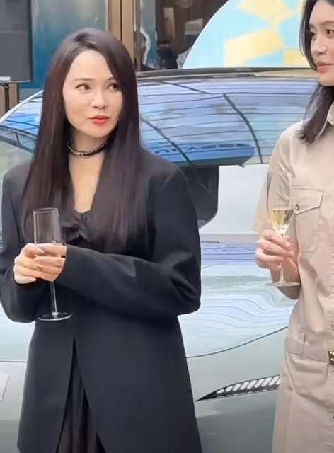 伊能靜出席活動，與奚夢瑤袁姍姍比美，狀態滿分卻被指臉僵認不出