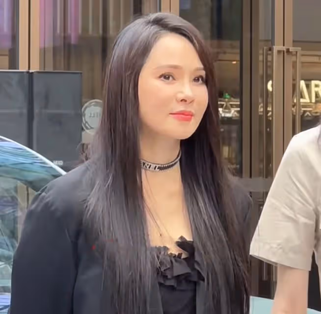 伊能靜出席活動,與奚夢瑤袁姍姍比美,狀態滿分卻被指臉僵認不出