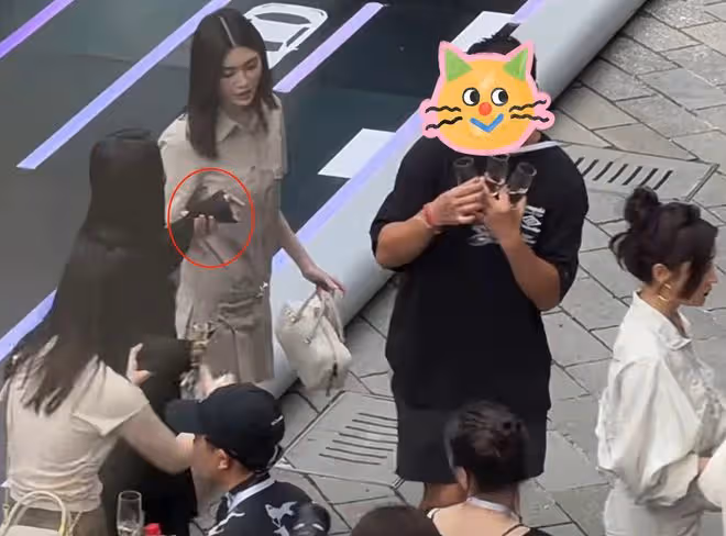 伊能靜出席活動,與奚夢瑤袁姍姍比美,狀態滿分卻被指臉僵認不出
