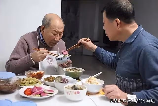 接父親來城裡過端午,才4天就讓我感到崩潰了:不孝順也是被逼的