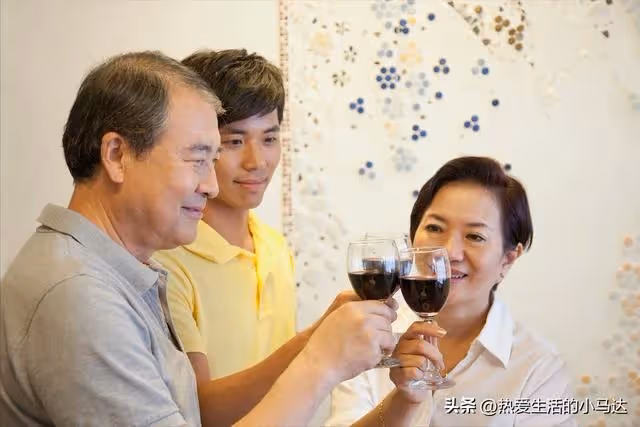 兒子結婚,我給18萬彩禮親家卻退回16萬,起初不懂,後來感動哭了