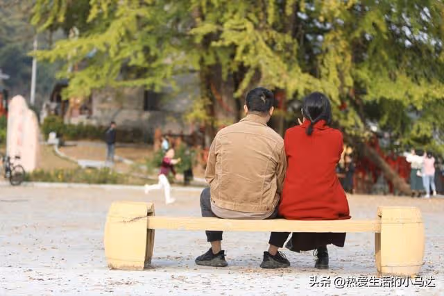 兒子結婚,我給18萬彩禮親家卻退回16萬,起初不懂,後來感動哭了