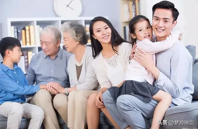 兒子拿我的退休金送岳母,我告訴老公後,他的話讓我感覺無地自容