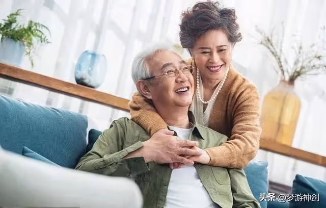 兒子拿我的退休金送岳母,我告訴老公後,他的話讓我感覺無地自容