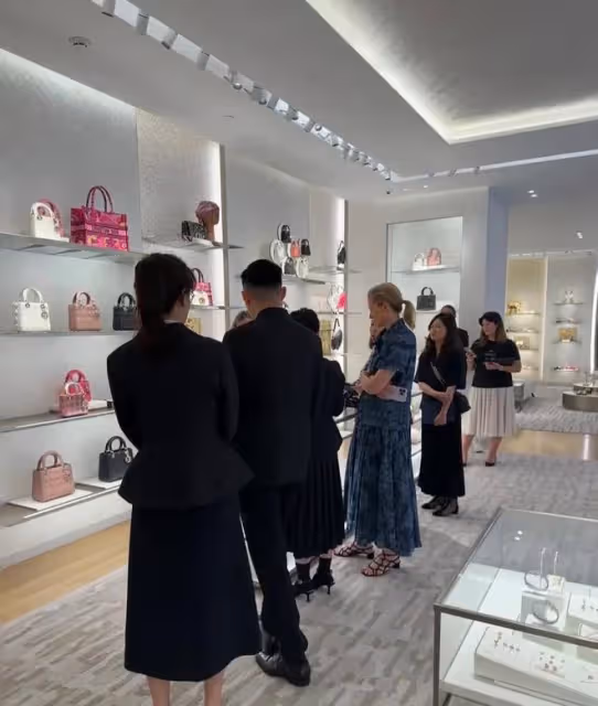 LV總裁成都太古里巡店，陪同的黑衣女子火了，穿平底鞋卻光芒四射