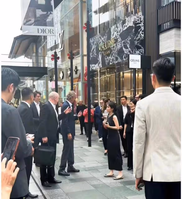 LV總裁成都太古里巡店，陪同的黑衣女子火了，穿平底鞋卻光芒四射