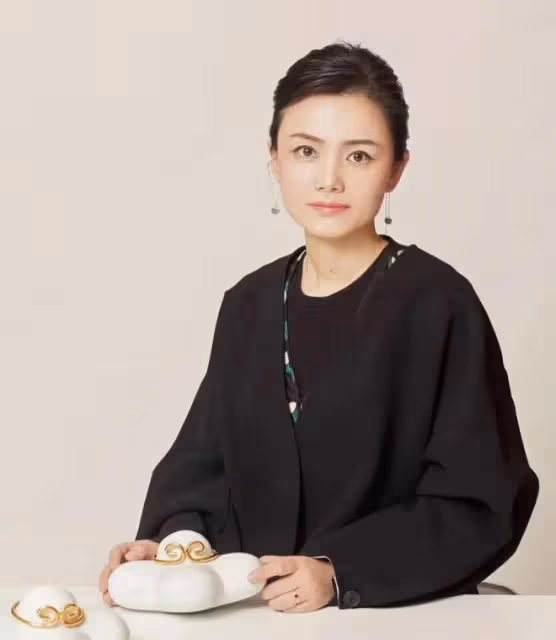 LV總裁成都太古里巡店，陪同的黑衣女子火了，穿平底鞋卻光芒四射