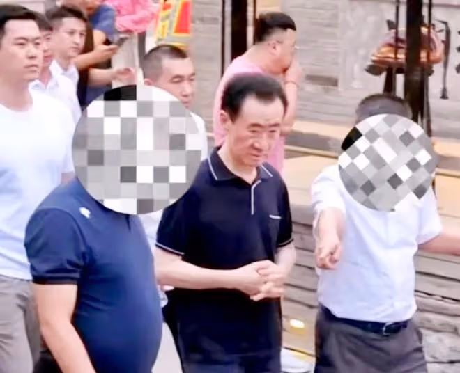 70歲王健林難得露面，身材瘦小但精神頭十足，參觀雲岡石窟等景區